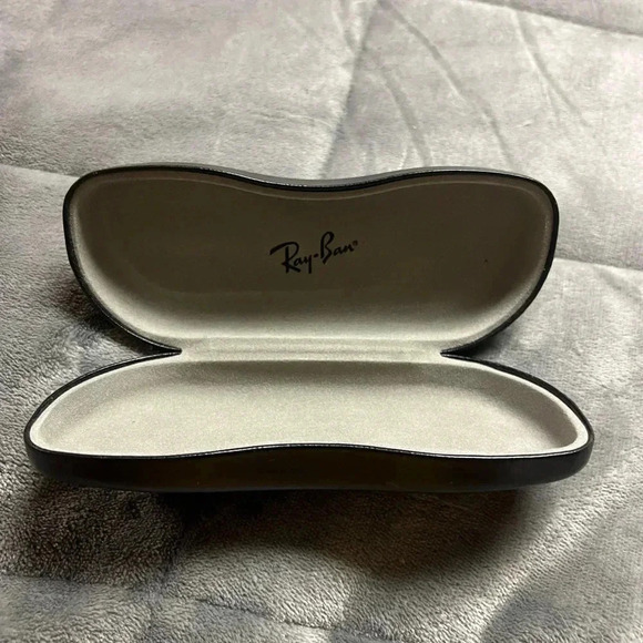 Ray Ban glasses case in great condition - Picture 4 of 4